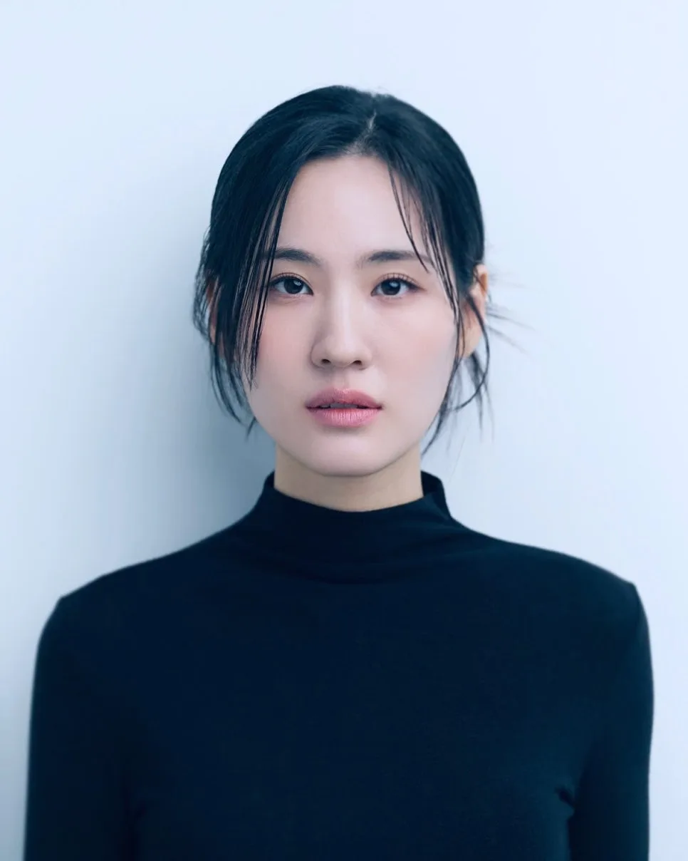 김유경 패션 분석 2026: 미니멀 화보부터 봄 홈웨어까지 스타일 가이드 2