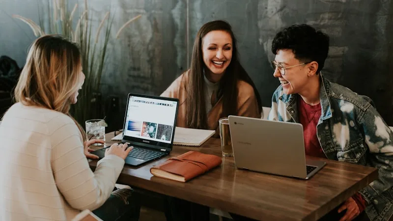 학생들이 함께 공부하며 지식을 공유하는 모습 - 출처: Unsplash