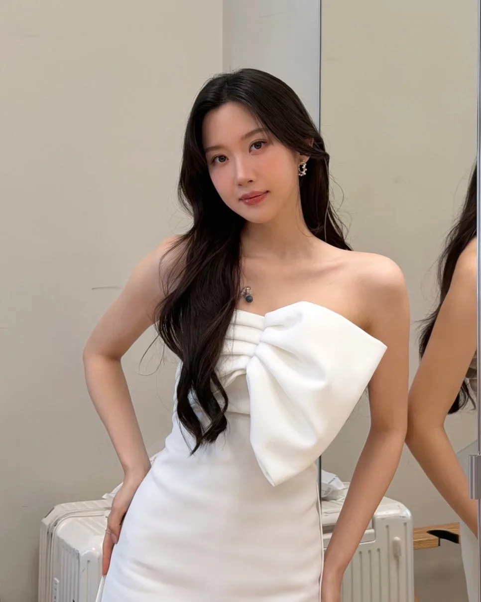 문가영 패션 분석 2026: 화이트 드레스부터 프라다까지 스타일링 비법 2