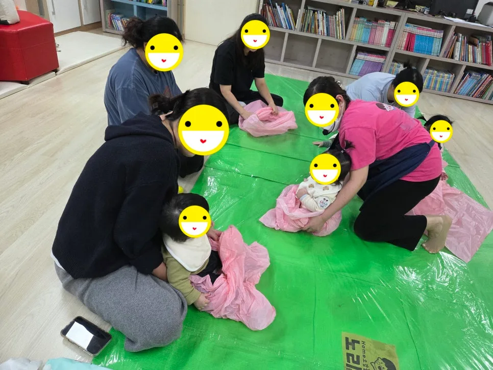 2026년 공동육아나눔터 오감놀이: 비닐 꾸러미 활용법 2