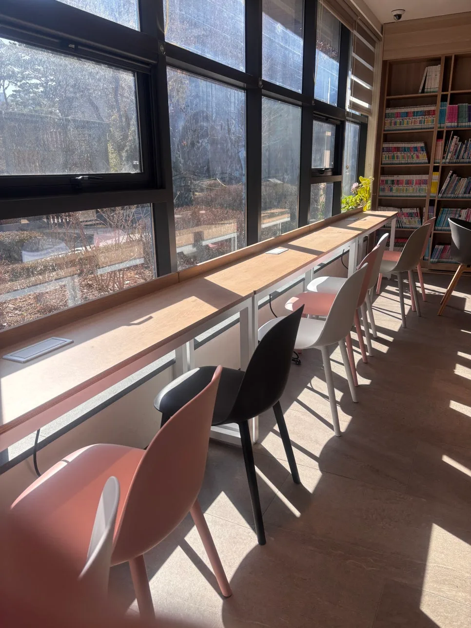 내추럴 오크 바 테이블 2026: 공간 활용도 높이는 인테리어 팁 3