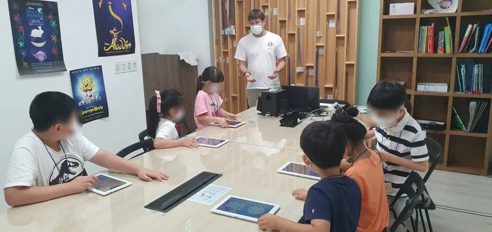 아이 영어 수업, 대형 학원보다 소규모가 답인 이유 2026 — 교육·학문 — adriengleblanc