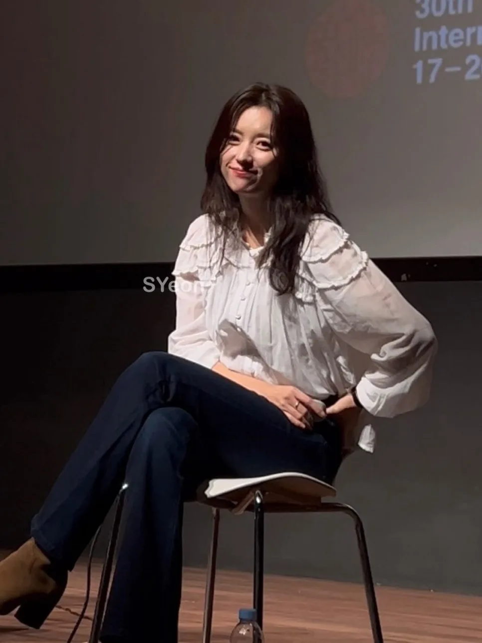한효주 패션 2026: 청순 러플룩부터 시크 블랙 드레스까지 분석 — K-뷰티·패션 — dndwl369