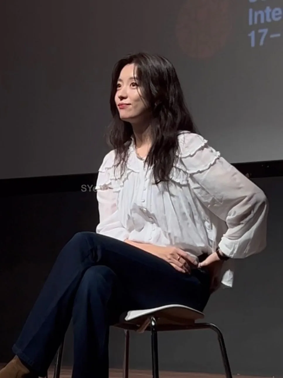 한효주 패션 2026: 청순 러플룩부터 시크 블랙 드레스까지 분석 2