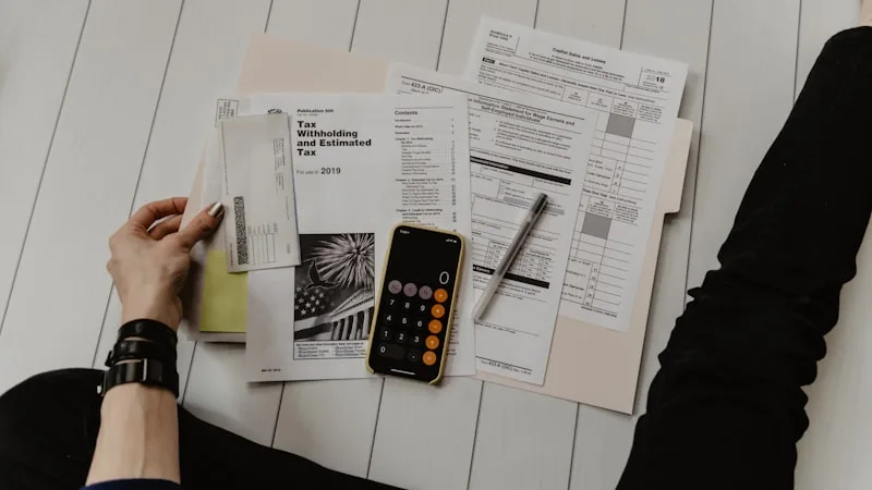 1인 가구 자산 관리 - 노트북과 가계부가 놓인 책상 - 출처: Unsplash